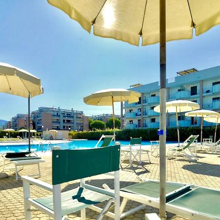 Isa-Apartments 4 Beds In Residence With Swimming-Pool In San Vincenzo, Just 600 Meters From The Sea מראה חיצוני תמונה