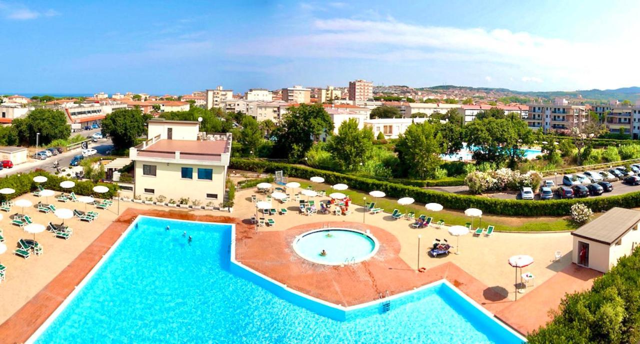 Isa-Apartments 4 Beds In Residence With Swimming-Pool In San Vincenzo, Just 600 Meters From The Sea מראה חיצוני תמונה