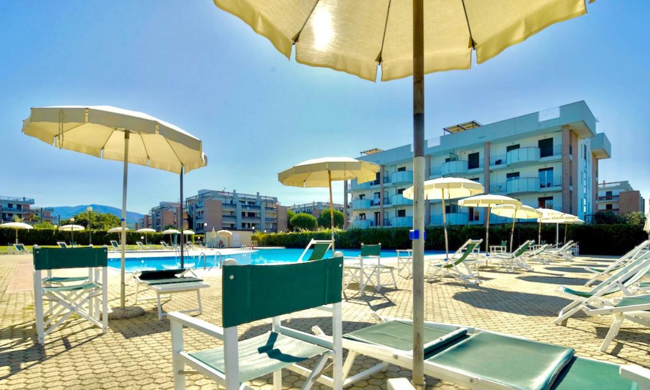 Isa-Apartments 4 Beds In Residence With Swimming-Pool In San Vincenzo, Just 600 Meters From The Sea מראה חיצוני תמונה